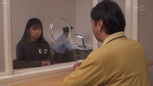 坐姿 · 交谈 · 严肃 · 角色扮演 · 玻璃隔断 · 囚服 · 探监室