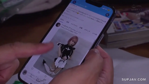 Indoor · 自然 · Kneeling posture · 女仆装 · 智能手机 · 手机屏幕特写 · 社交媒体界面 · 浏览手机