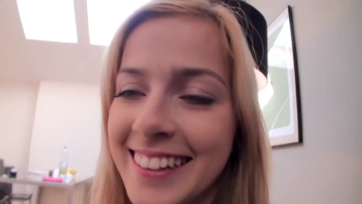 室内 · 面部 · 愉悦 · 微笑 · 便装 · 金发 · 正对镜头