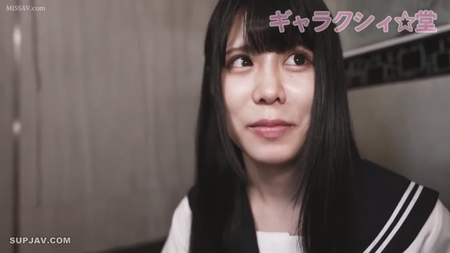 室内 · 坐姿 · 脸部特写 · 自然 · 注视 · 水手服 · 亚洲女性