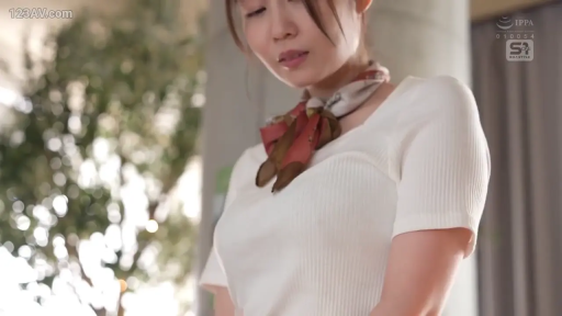 室内 · 上半身 · 白色紧身上衣