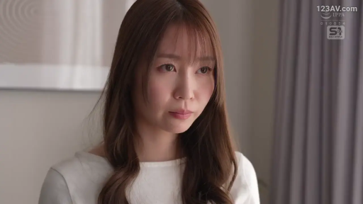 室内 · 坐姿 · 忧郁 · 脸部特写 · 白色上衣 · 注视 · 长发