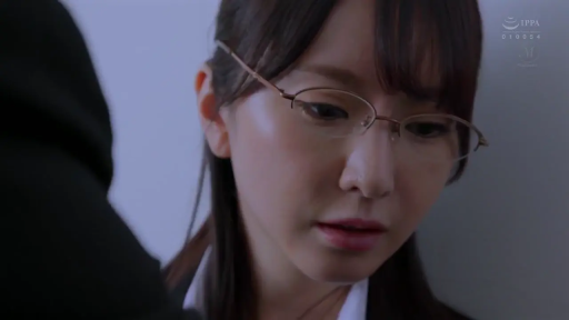 室内 · 单人 · 忧郁 · 眼镜 · 面部特写 · 衬衫 · 凝视 · 正面