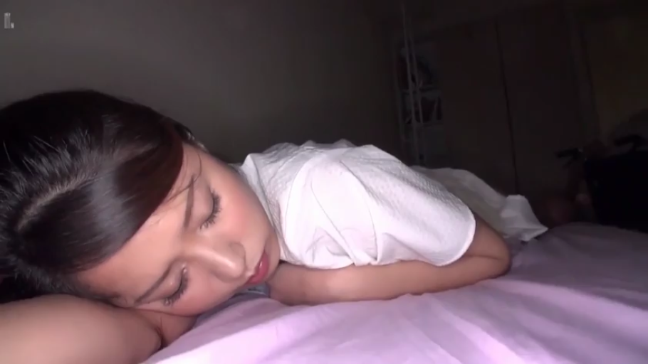 卧室 · 白色短袖 · 闭眼 · 床 · 面部特写 · 侧卧 · 睡觉