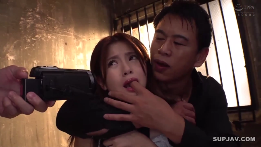 面部特写 · 惊恐 · 黑色上衣 · 摄像机 · 背后抱 · 绑架剧情 · 废旧仓库 · 手指塞口