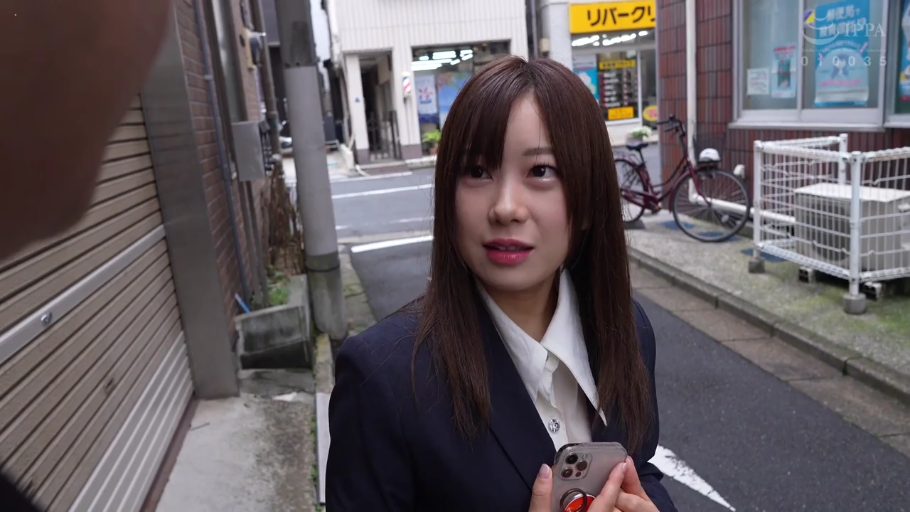 室内 · 脸部特写 · 侧身 · 凝视 · 黑色上衣 · 柔和 · 棕色长发