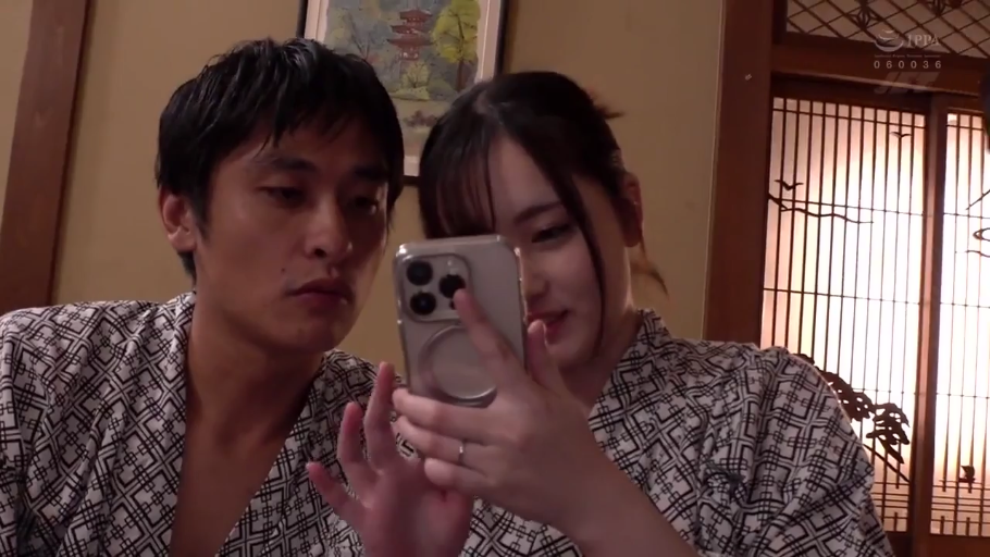 和室 · 微笑 · 半身 · 剧情 · 看手机 · 手机 · 浴衣 · 并肩而坐