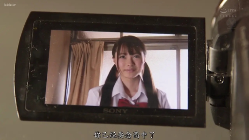 坐姿 · 校服 · 教室 · 微笑 · 特写 · 监控视角 · 摄像机 · 录像