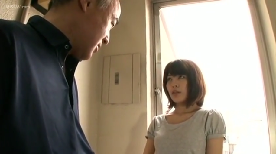 角色扮演 · 半身特写 · 厨房 · 站立姿 · 洗洁精 · 认真表情 · 紫色家政服 · 洗涤行为
