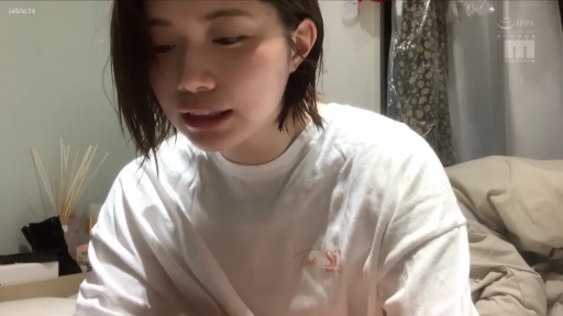 室内 · 座り姿勢 · 平静 · 半身特写 · 居家 · 谈话 · 白いTシャツ · 扩香棒