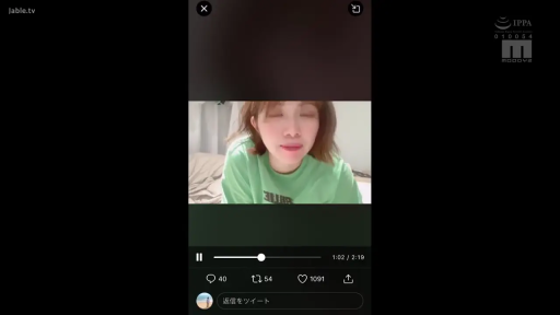 室内 · 面部 · 站立 · 微笑 · 休闲服 · 携帯電話のインターフェース · 写真撮影 · 截图