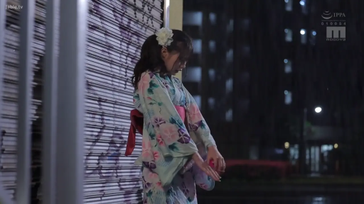 站立 · 中景 · 站立靠墙 · 发饰 · 碎花浴衣 · 户外街景 · 低头无表情 · 夜晚环境