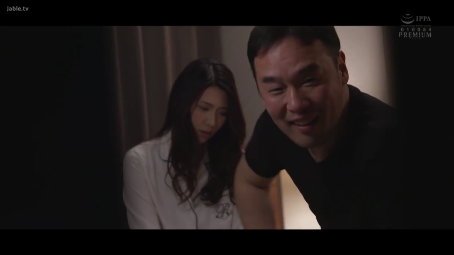 室内 · 坐姿 · 中景 · 微笑 · 窗帘 · 互动 · 睡衣 · 日本AV