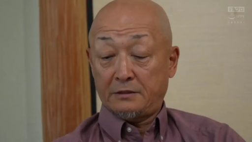 室内 · 坐姿 · 严肃 · 面部特写 · 注视 · 紫色衬衫 · 中年男性