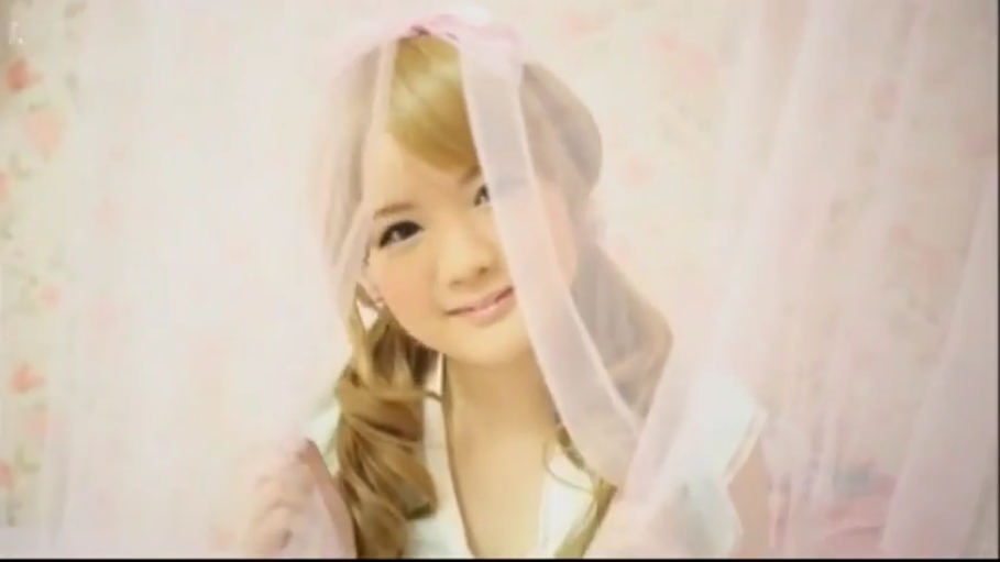 室内 · 面部特写 · 白色上衣 · 注视 · 甜美微笑 · 倾斜