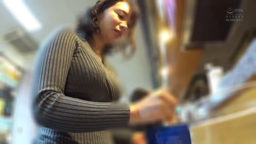 吧台 · 俯身 · 微笑 · 背景模糊 · 杯子 · 操作 · 灰色紧身针织衫 · 侧脸上半身