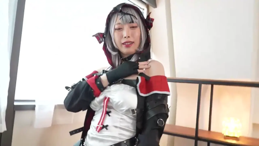 室內 · 頸圈 · 站姿 · 微笑 · 半身 · 角色扮演服 · 动漫风格 · 整理服装