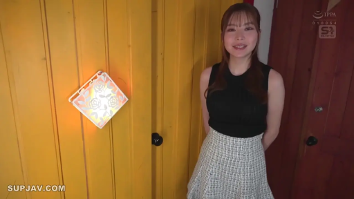 Indoor · Stand · Medium shot · Smile · 装饰灯 · 开心 · 黑色无袖上衣 · 门厅