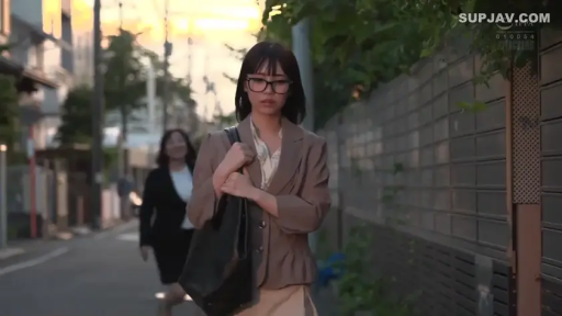 办公室 · 黑短裙 · 全景 · 办公转椅 · 笑容 · 开腿坐姿 · 挑逗展示 · 多人制服