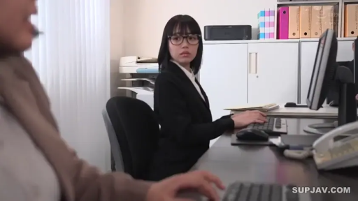 侧面半身 · 职业西装 · 办公室 · 电脑 · 操作电脑 · 警觉 · OL · 办公坐姿