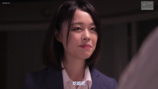 室内 · 坐姿 · 交谈 · 脸部特写 · 职业西装 · 笑容 · 短发