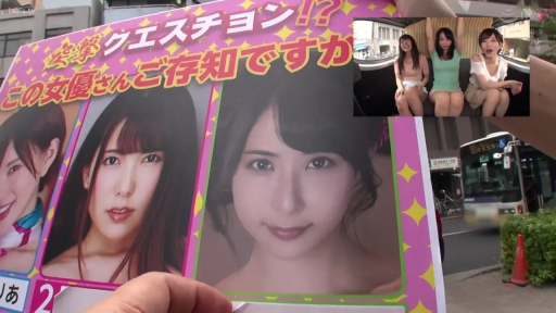 坐姿 · 脸部 · 微笑 · 休闲服 · 文字 · 海报 · 街头 · 举海报