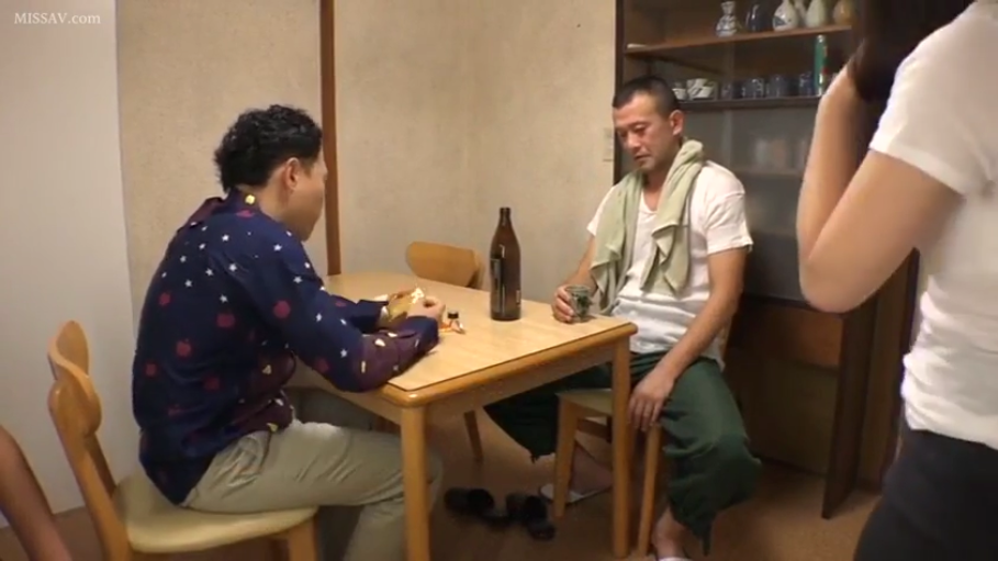 全身 · 全裸 · 深呼吸 · 平静 · 盘腿坐 · 森林系 · 户外草地 · 防潮垫