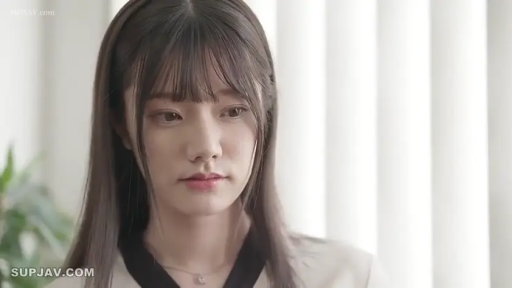 室内 · 坐姿 · 忧郁 · 白衬衫 · 项链 · 面部特写 · 注视 · 长发