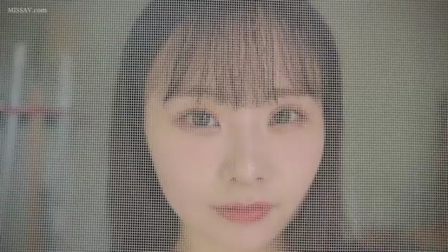 室内 · 面部特写 · 正坐 · 凝视 · 无表情 · 纱窗 · 高清晰度