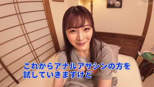 座り姿勢 · 字幕 · 微笑 · 枕头 · カメラに向かって · 顔のクローズアップ · グレー短袖 · 和式房间