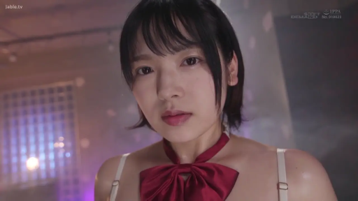 室内 · 脸部 · 平静 · 注视 · 红色领结 · 正面 · 大特写