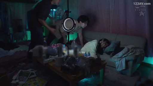 室内 · 中景 · 睡衣 · 暗光 · 躺卧 · 睡眠 · 补光灯 · 无意识