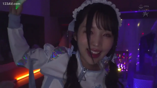 脸部 · 站立 · 注视 · 微笑 · 白色拉链科幻服 · 发饰 · 霓虹灯 · 暗光室内