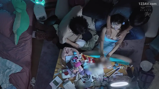 寝室 · 蓝色吊带裙