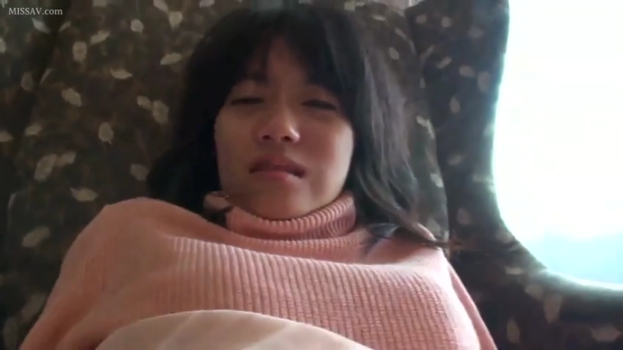 室内 · 坐姿 · 脸部特写 · 销魂 · 亚洲女性 · 粉色高领毛衣