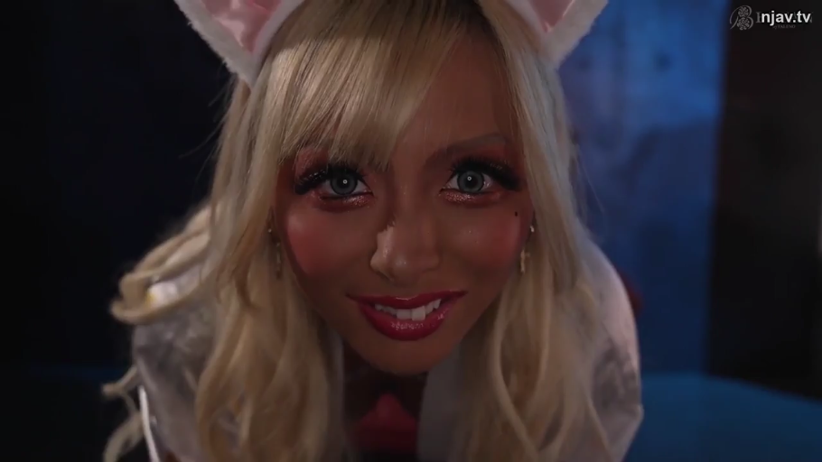 室内 · 脸部特写 · 微笑 · 注视镜头 · 前倾 · 角色扮演服