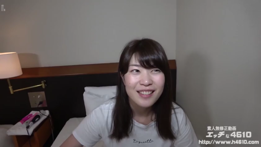 座り姿勢 · 微笑 · カメラに向かって · 半身 · バイブレーター · 白いTシャツ · 素人 · 酒店客房