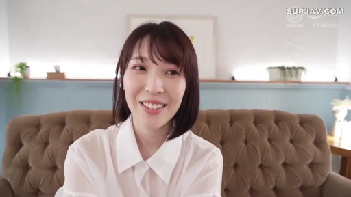 座り姿勢 · リビング · 白色衬衫 · 顔のクローズアップ · 布艺沙发 · カメラに向かって微笑む · 明るい表情 · 室内装饰