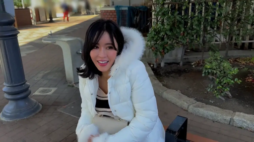 坐姿 · 微笑 · 半身 · 手提包 · 谈话 · 户外 · 长发 · 白色羽绒服