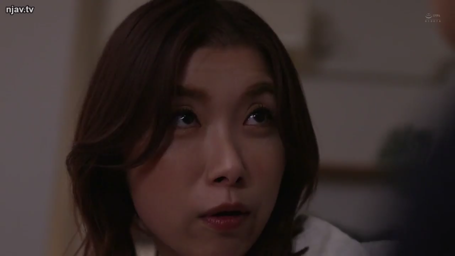 室内 · 座り姿勢 · 面部 · シャツ · 薄暗 · 惊讶 · 注目