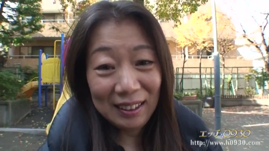 Close-up of the face · Smile · Eye contact · Mature woman · 正面 · 户外公园 · 羽绒服