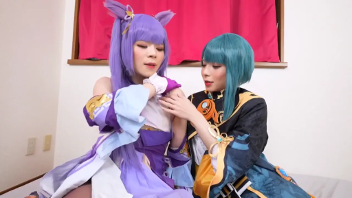 室内 · 中景 · 并排坐 · 抚摸 · 二人 · 正常 · Cosplay服饰