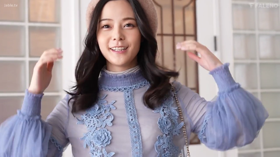 室内 · 站立 · 微笑 · 半身 · 整理头发 · 蓝色蕾丝衫