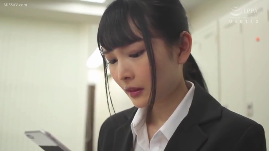 Serious · 办公室 · Stand · Business attire · Looking at phone · 手机 · 头部特写 · Ponytail