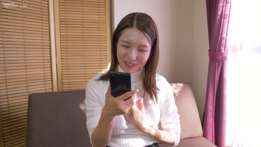 室内 · 坐姿 · 微笑 · 半身 · 居家 · 看手机 · 手机 · 白色高领毛衣