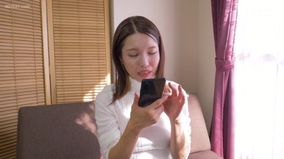 坐姿 · 客厅 · 手机 · 白色毛衣 · 中景特写 · 忧虑 · 操作手机 · 剧情交代