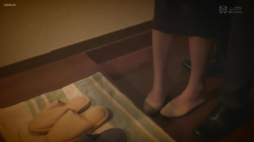 室内 · 站立 · 腿部 · 黑色短裙 · 行走 · 模糊