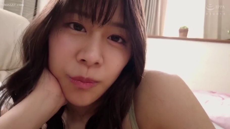 Indoor · Close-up of the face · Eye contact · 妩媚 · POV · 托腮 · Sleeveless top