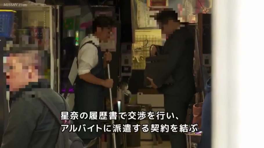 深色围裙 · 扫把 · 杂乱店铺环境 · 交谈中 · 店铺