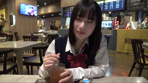 坐姿 · 校服 · 中景 · 微笑 · 餐厅 · 生活照 · 玻璃杯 · 饮水